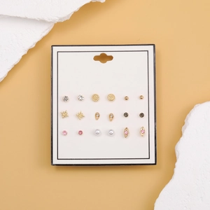 Vue à plat de 9 paires de boucles d'oreilles en alliage avec perles et cristaux
