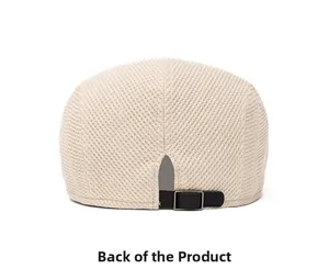 Vue détaillée de l'arrière d'un béret en tricot beige avec bride en cuir réglable et boucle