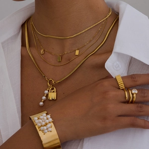 Parure de bijoux de luxe en acier doré avec perles, comprenant collier et bracelet