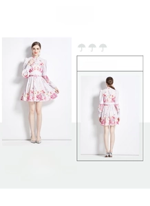Détail de la robe en mousseline à fleurs à manches longues avec col montant et taille