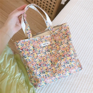 Gros plan d'un sac cabas en coton à fleurs avec une étiquette blanche