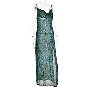 Détail d'une robe longue léopard verte en maille transparente avec fente latérale