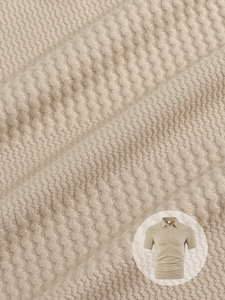 Macro dettaglio del tessuto a maglia testurizzato su polo casual beige da uomo