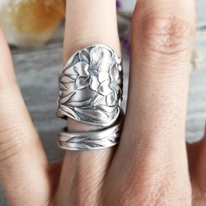 Vintage-Silberring mit Lilienblüten-Prägung und minimalistischem, verstellbarem Design