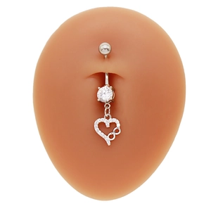 Détail du piercing de nombril cœur et infini en argent avec zircons sur un modèle
