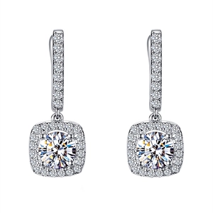 Détail de boucles d'oreilles pendantes en argent avec halo carré et zircons ronds brillants