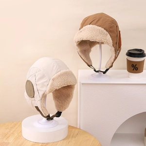 Detailansicht der winddichten Wintermützen mit warmem Teddyfutter und verstellbaren Schnallen