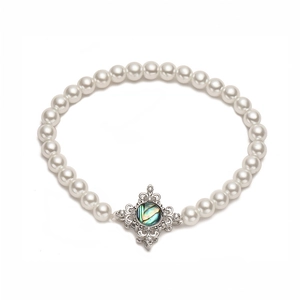 Elegantes Perlenarmband mit vergoldeter Muschel-Einlage und Zirkonia auf weißem Grund