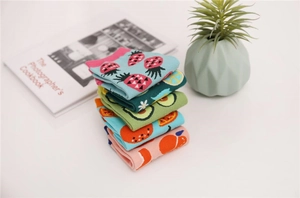 Texture détaillée de chaussettes en coton colorées aux motifs de fruits et décor