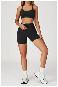 Vue latérale de l'ensemble de yoga noir sans couture avec short côtelé à taille haute