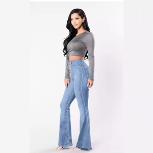 Jean évasé bleu taille haute pour femme avec 5 boutons et haut court gris foncé élégant