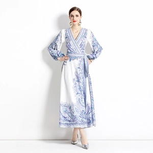 Robe longue portefeuille élégante à col en V, manches longues et imprimé paisley