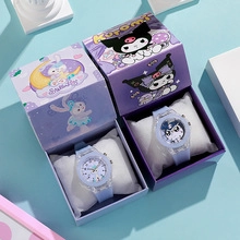 Gros plan des montres Kuromi et StellaLou pour enfants avec boîtes cadeaux assorties