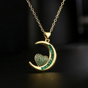Collana vintage placcata oro 18K con ciondolo luna cuore e zirconi verdi smeraldo
