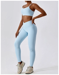 Détail d'un ensemble de yoga côtelé bleu clair avec legging taille haute en V et brassière