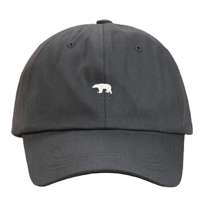 Détail de la broderie ours polaire blanc sur une casquette en coton gris foncé