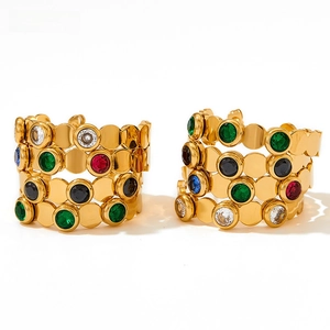 Detailansicht von zwei goldenen hohlgeometrischen Ringen mit bunten Zirkonsteinen