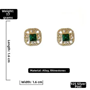 Macro detail of emerald green square earrings with measurements 1.6cm and weight 7.7g