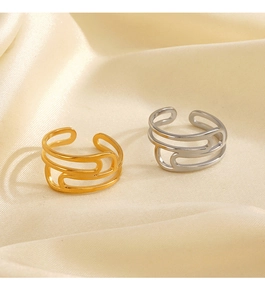 Detail von 18K vergoldeten und silbernen geometrischen Ringen auf beige Seidenstoff