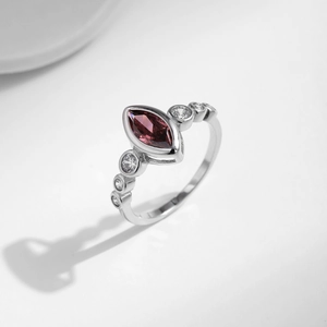 Französischer Vintage S925 Silberring mit marquise rotem Edelstein und Kristallen