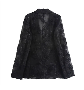 Vue détaillée du blazer en dentelle noire transparente avec broderie florale au dos