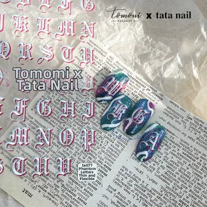 Vue détaillée d'autocollants pour ongles à lettres gothiques dégradé bleu et rose