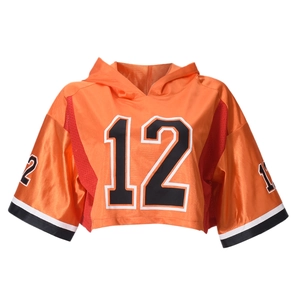 Détail du sweat à capuche court orange avec imprimé numéro 12 noir et mesh latéral
