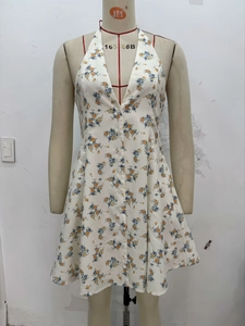 Détail d'une robe dos nu en popeline à fleurs avec décolleté en V et boutons blancs