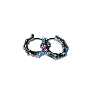 Créoles géométriques style bambou avec zircons cubiques colorés en finition argentée