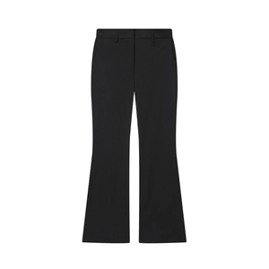 Détail à plat d'un pantalon évasé noir avec des lignes épurées sur fond blanc