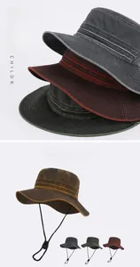Détail d'un chapeau de soleil vintage pour enfants avec cordon coupe-vent réglable et bord