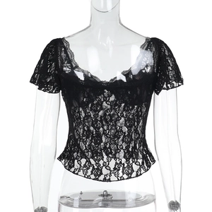 Nahaufnahme von schwarzem floralem Spitzenmuster auf einem transparenten Kurzarm-Crop-Top