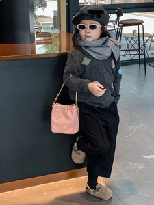 Rosafarbene Zugbandtasche mit Kette und Logo, Teil eines modischen Kinder-Herbstoutfits