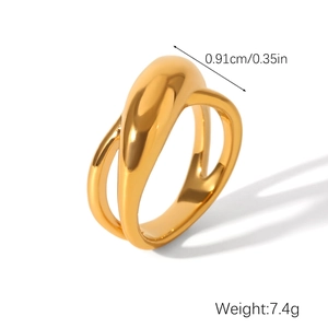 Detailed view of the 0.91cm wide golden croissant ring with weight measurement in grams