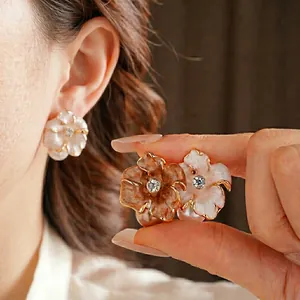Boucles d'oreilles vintage fleurs en émail avec strass brillants et perles élégantes