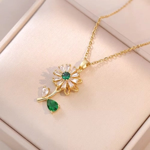 Collana con ciondolo a girasole rotante con smeraldo e petali di zircone, finitura oro