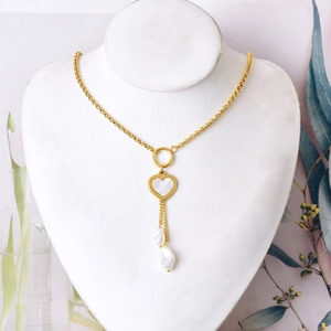 Collier cœur doré avec incrustation en nacre et frange de perles sur mannequin