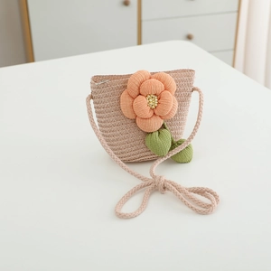 Detailansicht der rosa Strohtasche für Kinder mit großer Stoffblume und Reißverschluss