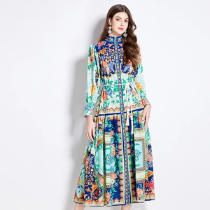 Robe longue à fleurs avec col montant et ceinture à pompons en bleu roi et menthe
