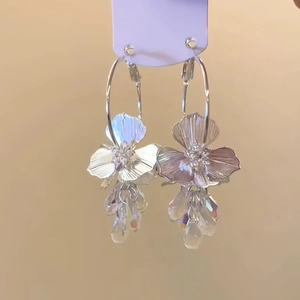 Boucles d'oreilles à pompons fleuris et cristaux étincelants pour femmes élégantes