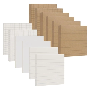 Detalle de notas adhesivas en blanco y kraft con páginas de cuadrícula, líneas y blancas