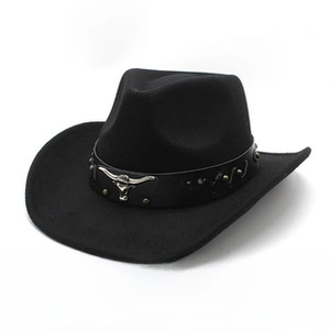 Dettaglio di cappello da cowboy in feltro nero con fascia in pelle e fibbia a testa di toro
