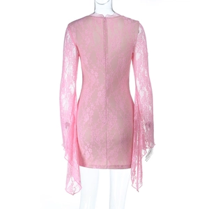 Vista posterior detallada de un vestido de encaje rosa con mangas acampanadas
