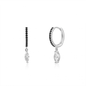 Vue détaillée des boucles d'oreilles S925 en argent avec cristal marquise et pierres noires