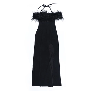 Détail de la robe de soirée noire à épaules dénudées avec plumes et fente haute élégante
