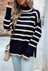 Details eines gestreiften Strickpullovers in Marine und Beige mit hohem Kragen