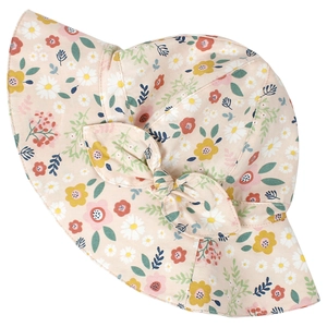 Detailansicht eines Baby-Sonnenhuts mit Blumenmuster, Schleife und Baumwollnähten