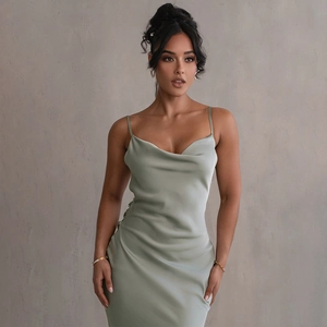 Détails du col bénitier et du cordon de serrage sur une robe en satin vert clair