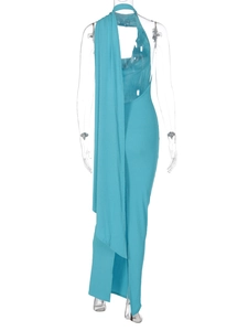 Détail de la robe longue dos nu cyan avec drapé latéral et coupe ajustée