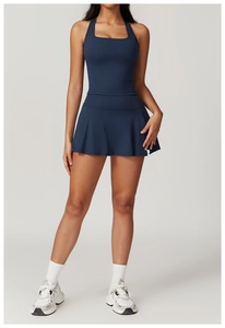 Vista frontale di un abito da tennis blu navy con scollo all'americana e gonna a pieghe